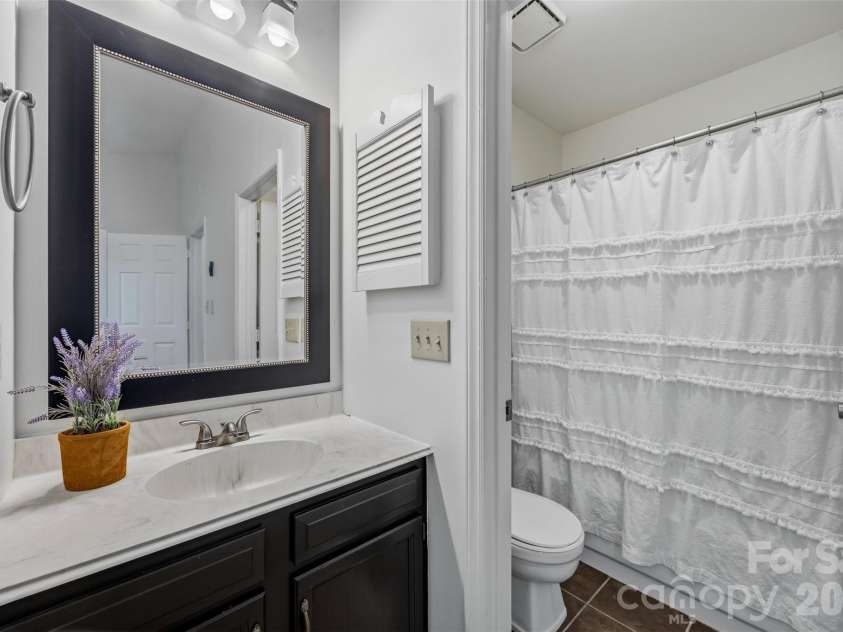 8112 Circle Tree Lane, Charlotte, NC 28277.  MLS# CAR4423668, YatesRealty ID 50143. Full bathroom in bedroom #1.