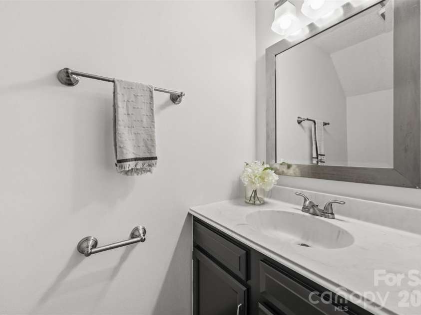8112 Circle Tree Lane, Charlotte, NC 28277.  MLS# CAR4423668, YatesRealty ID 50143. Powder room on main level.