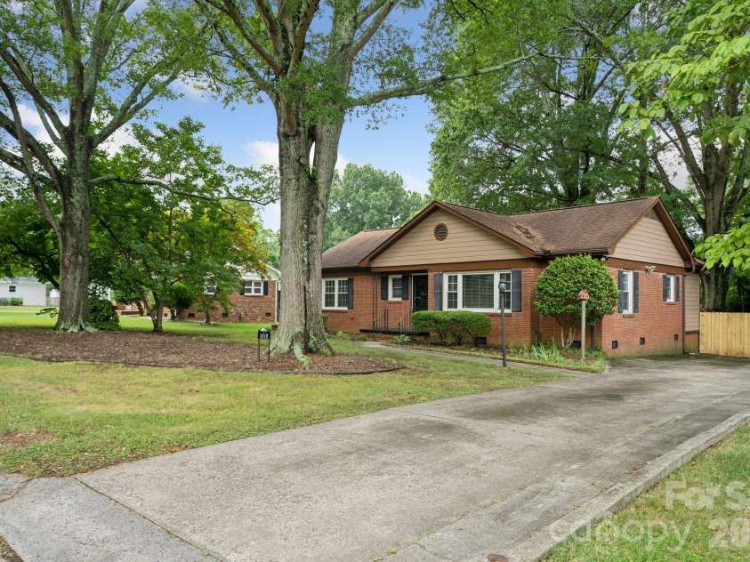 1818 Woodland Drive, Charlotte, NC 28205.  MLS# CAR4423270, YatesRealty ID 50144. 