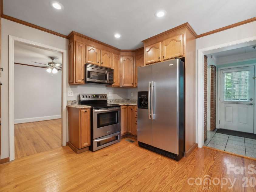 1818 Woodland Drive, Charlotte, NC 28205.  MLS# CAR4423270, YatesRealty ID 50144. Kitchen