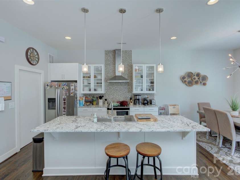 914 Westbrook Drive, Charlotte, NC 28202.  MLS# CAR4422304, YatesRealty ID 50149. 