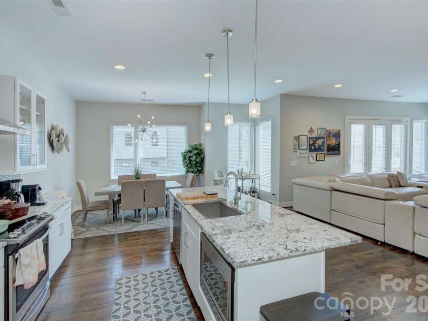 914 Westbrook Drive, Charlotte, NC 28202.  MLS# CAR4422304, YatesRealty ID 50149. 