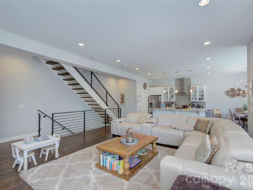 914 Westbrook Drive, Charlotte, NC 28202.  MLS# CAR4422304, YatesRealty ID 50149. 
