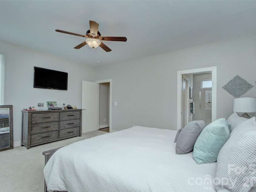 914 Westbrook Drive, Charlotte, NC 28202.  MLS# CAR4422304, YatesRealty ID 50149. 