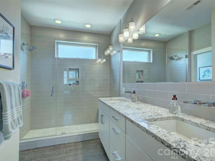 914 Westbrook Drive, Charlotte, NC 28202.  MLS# CAR4422304, YatesRealty ID 50149. 