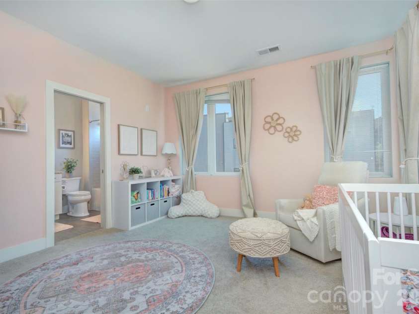 914 Westbrook Drive, Charlotte, NC 28202.  MLS# CAR4422304, YatesRealty ID 50149. 