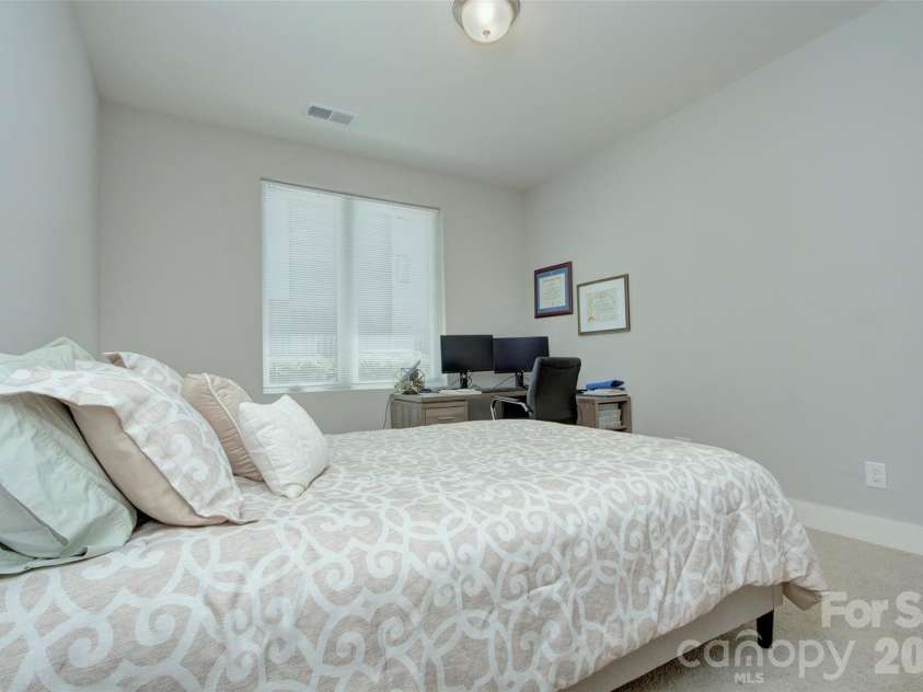914 Westbrook Drive, Charlotte, NC 28202.  MLS# CAR4422304, YatesRealty ID 50149. 