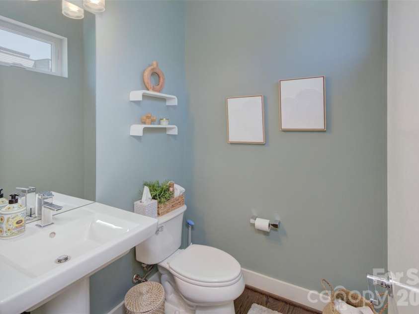 914 Westbrook Drive, Charlotte, NC 28202.  MLS# CAR4422304, YatesRealty ID 50149. 