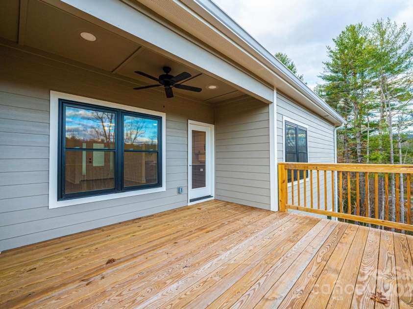 520 Park Way, Lenoir, NC 28645.  MLS# CAR4201888, YatesRealty ID 5015. 