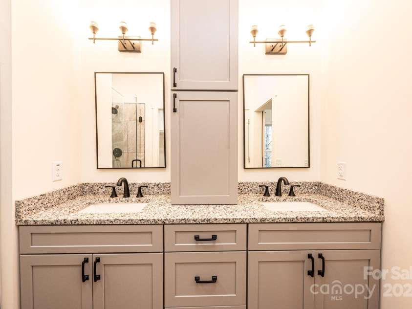 520 Park Way, Lenoir, NC 28645.  MLS# CAR4201888, YatesRealty ID 5015. 