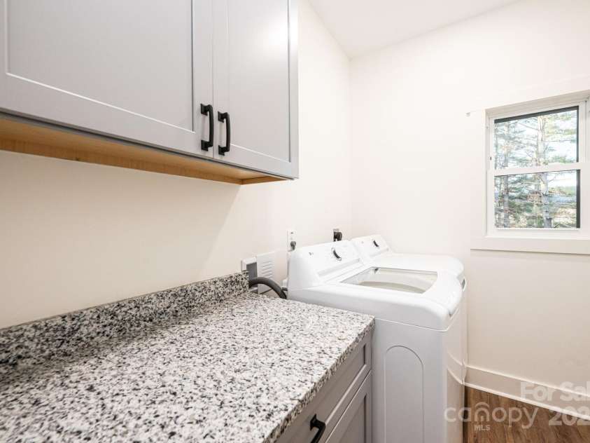 520 Park Way, Lenoir, NC 28645.  MLS# CAR4201888, YatesRealty ID 5015. 