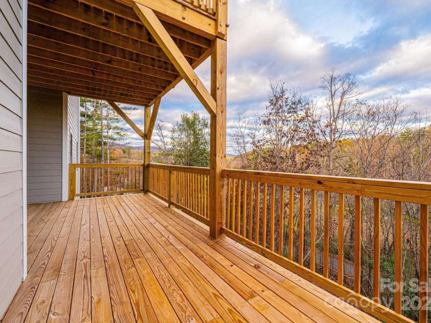 520 Park Way, Lenoir, NC 28645.  MLS# CAR4201888, YatesRealty ID 5015. 