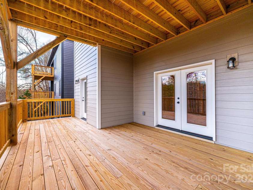 520 Park Way, Lenoir, NC 28645.  MLS# CAR4201888, YatesRealty ID 5015. 