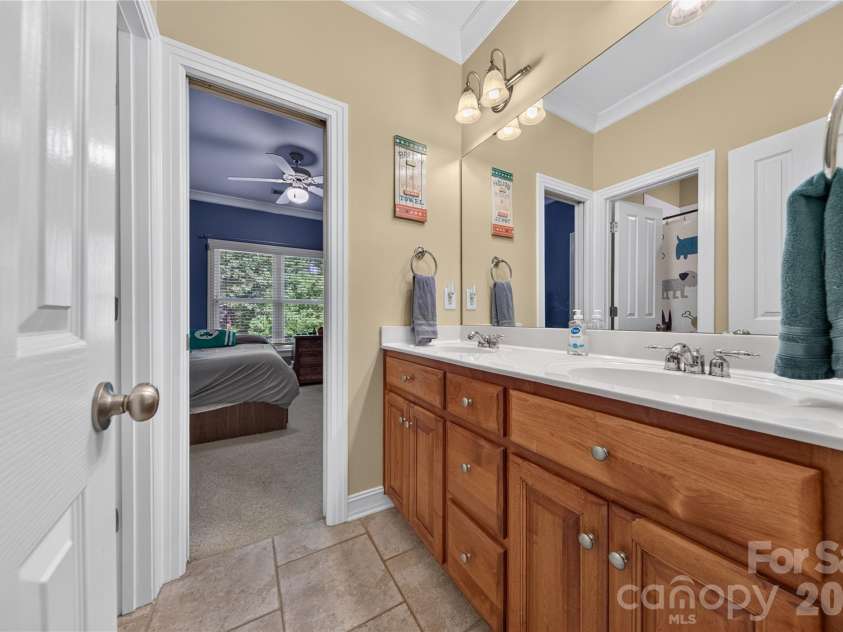 9605 White Hemlock Lane, Charlotte, NC 28270.  MLS# CAR4422399, YatesRealty ID 50151. Full Bathroom Two