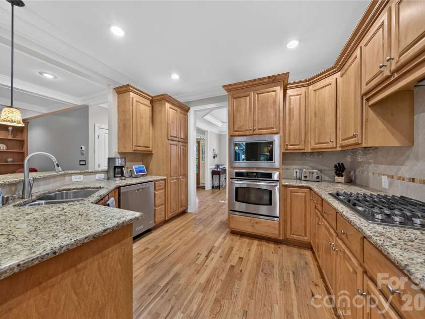 9605 White Hemlock Lane, Charlotte, NC 28270.  MLS# CAR4422399, YatesRealty ID 50151. Granite Counters & Tile Backsplash