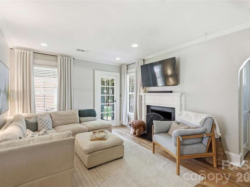 700 Woodruff Place, Charlotte, NC 28208.  MLS# CAR4422383, YatesRealty ID 50152. 