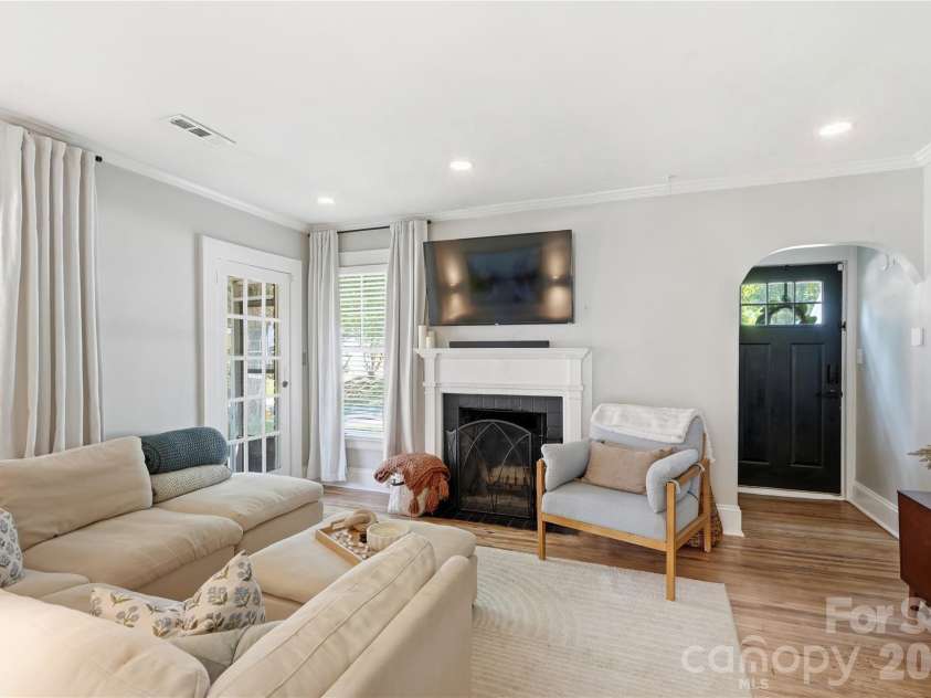 700 Woodruff Place, Charlotte, NC 28208.  MLS# CAR4422383, YatesRealty ID 50152. 