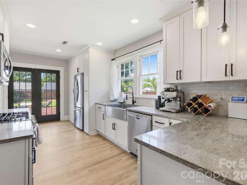 700 Woodruff Place, Charlotte, NC 28208.  MLS# CAR4422383, YatesRealty ID 50152. 