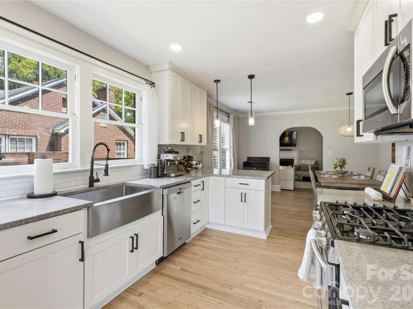 700 Woodruff Place, Charlotte, NC 28208.  MLS# CAR4422383, YatesRealty ID 50152. 