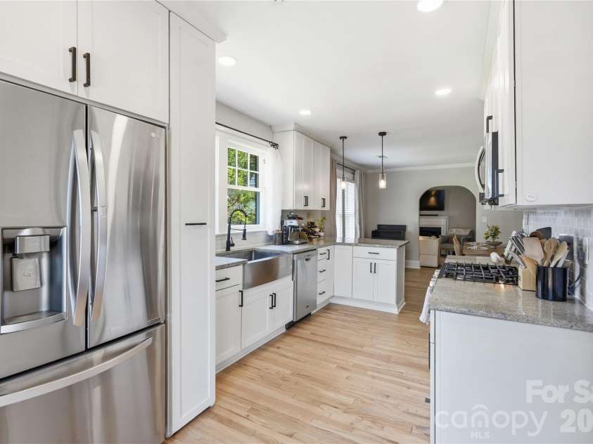 700 Woodruff Place, Charlotte, NC 28208.  MLS# CAR4422383, YatesRealty ID 50152. 