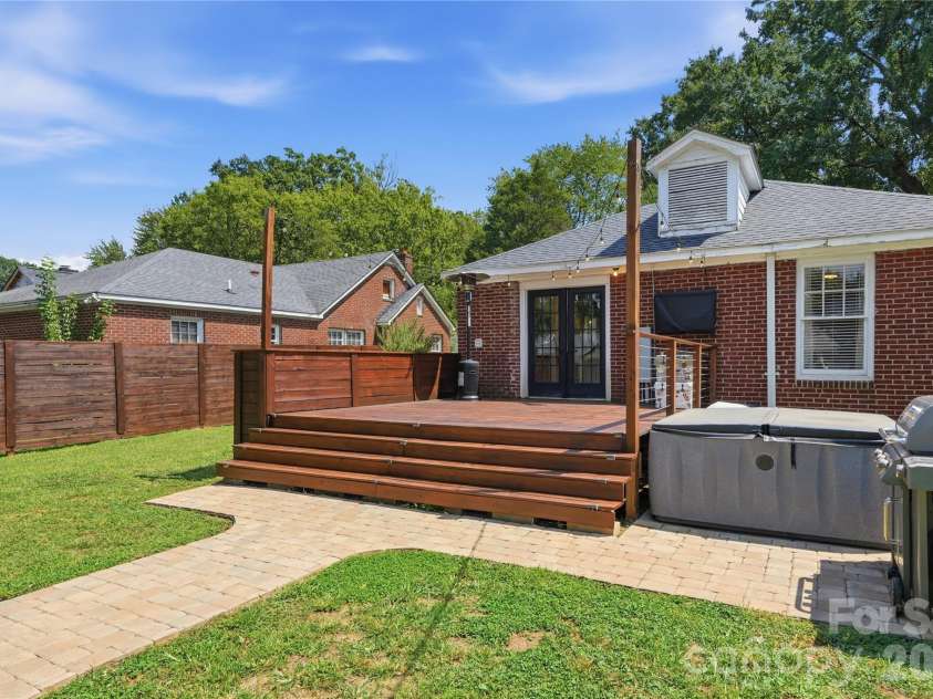 700 Woodruff Place, Charlotte, NC 28208.  MLS# CAR4422383, YatesRealty ID 50152. 