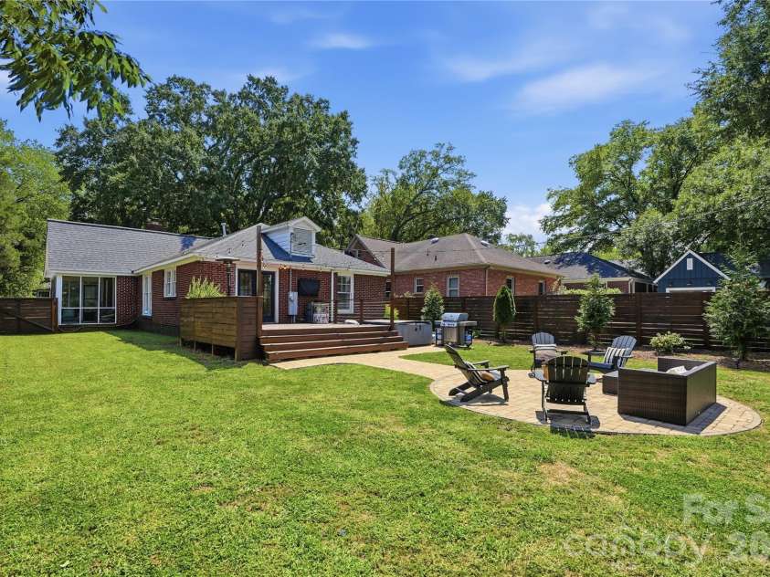 700 Woodruff Place, Charlotte, NC 28208.  MLS# CAR4422383, YatesRealty ID 50152. 