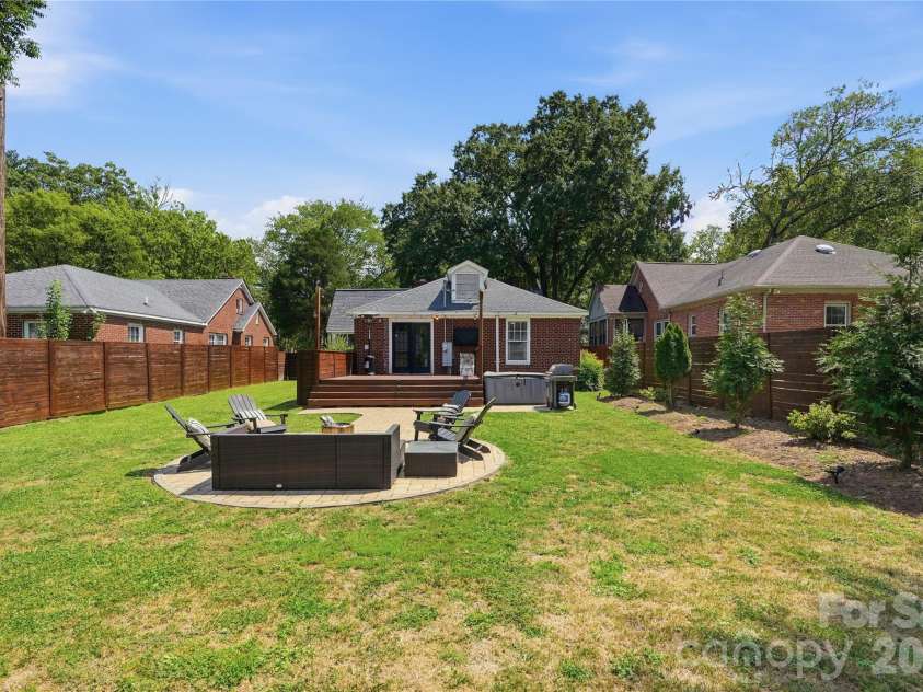 700 Woodruff Place, Charlotte, NC 28208.  MLS# CAR4422383, YatesRealty ID 50152. 