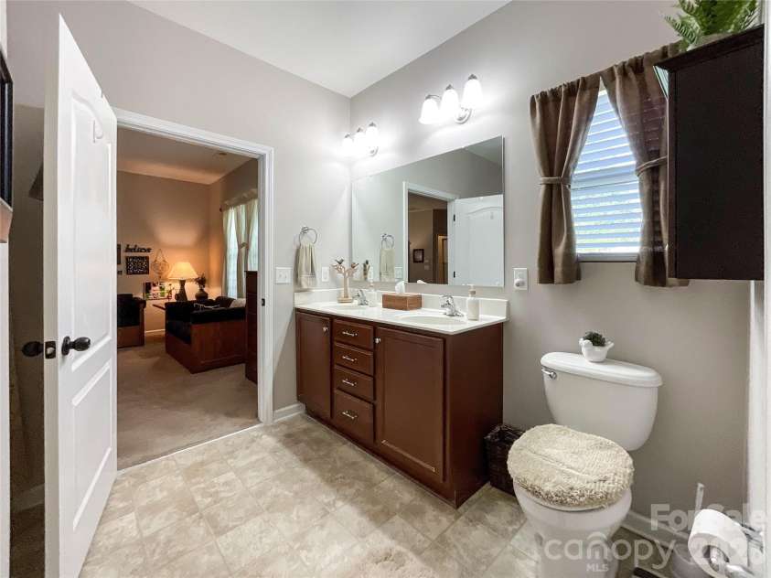 2005 Yellow Daisy Drive, Matthews, NC 28104.  MLS# CAR4422414, YatesRealty ID 50156. 