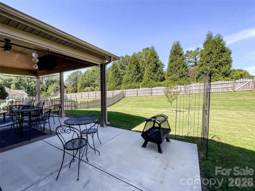 2005 Yellow Daisy Drive, Matthews, NC 28104.  MLS# CAR4422414, YatesRealty ID 50156. 