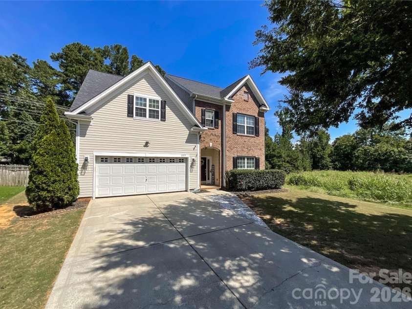 6019 Grassy Knoll Circle, Matthews, NC 28104.  MLS# CAR4422466, YatesRealty ID 50157. 