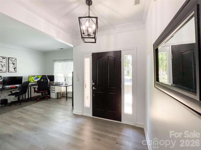6019 Grassy Knoll Circle, Matthews, NC 28104.  MLS# CAR4422466, YatesRealty ID 50157. 