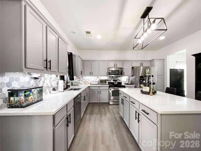 6019 Grassy Knoll Circle, Matthews, NC 28104.  MLS# CAR4422466, YatesRealty ID 50157. 