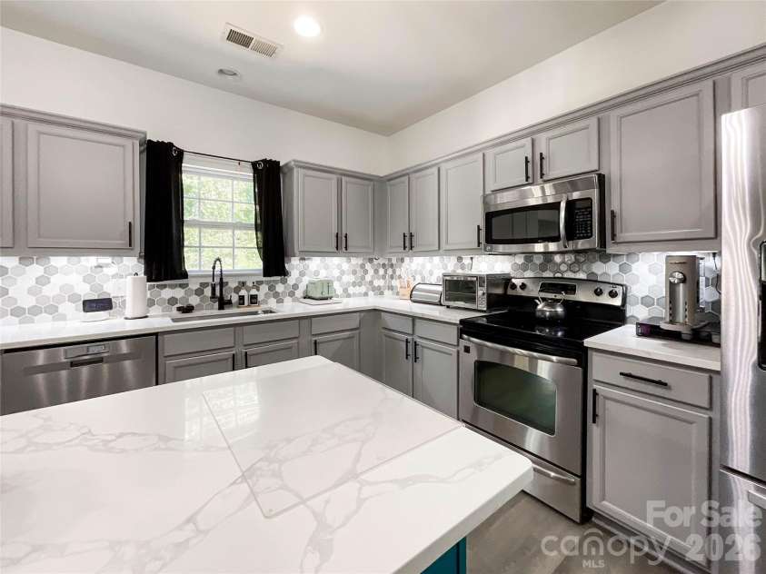 6019 Grassy Knoll Circle, Matthews, NC 28104.  MLS# CAR4422466, YatesRealty ID 50157. 