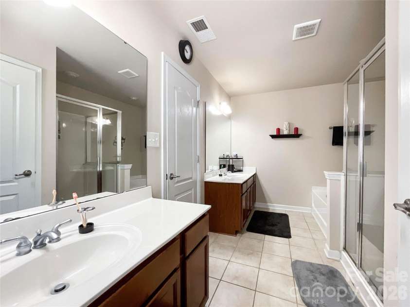 6019 Grassy Knoll Circle, Matthews, NC 28104.  MLS# CAR4422466, YatesRealty ID 50157. 