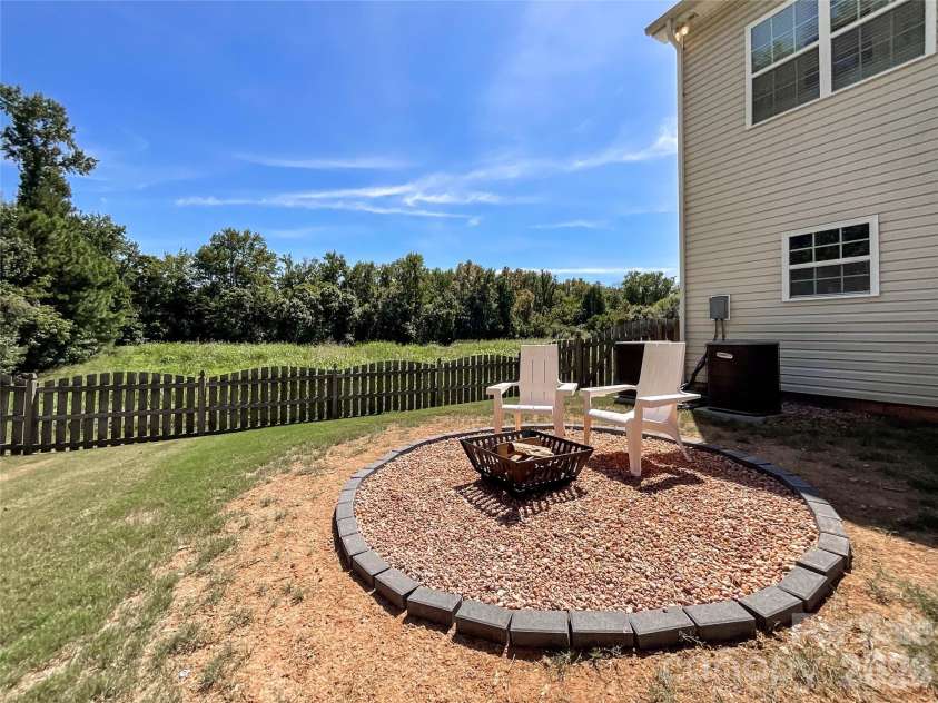 6019 Grassy Knoll Circle, Matthews, NC 28104.  MLS# CAR4422466, YatesRealty ID 50157. 
