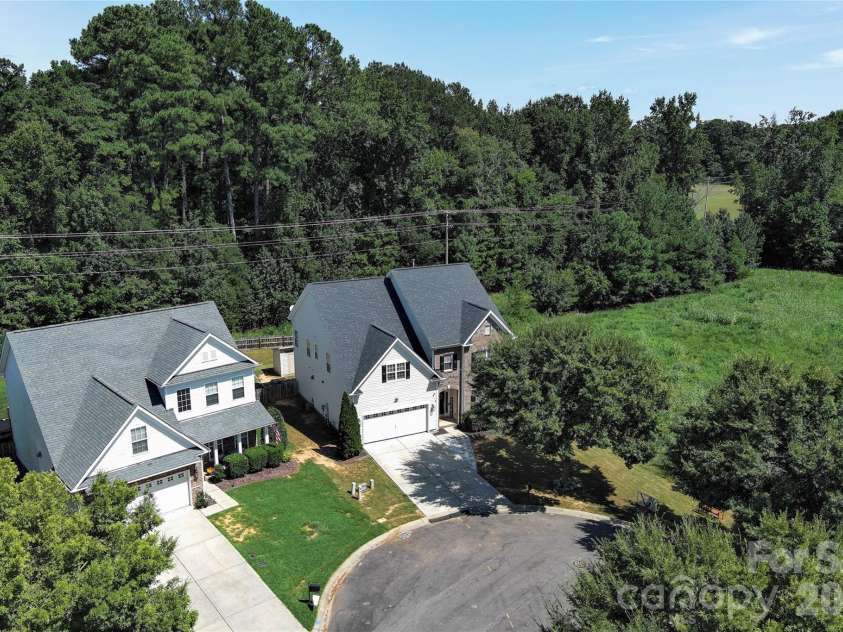 6019 Grassy Knoll Circle, Matthews, NC 28104.  MLS# CAR4422466, YatesRealty ID 50157. 
