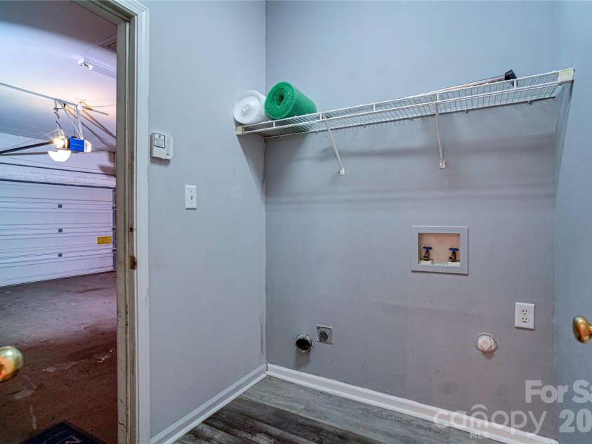 9612 Veronica Drive, Charlotte, NC 28215.  MLS# CAR4422577, YatesRealty ID 50159. 