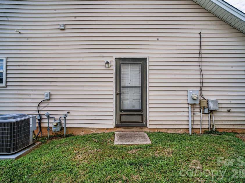 9612 Veronica Drive, Charlotte, NC 28215.  MLS# CAR4422577, YatesRealty ID 50159. 