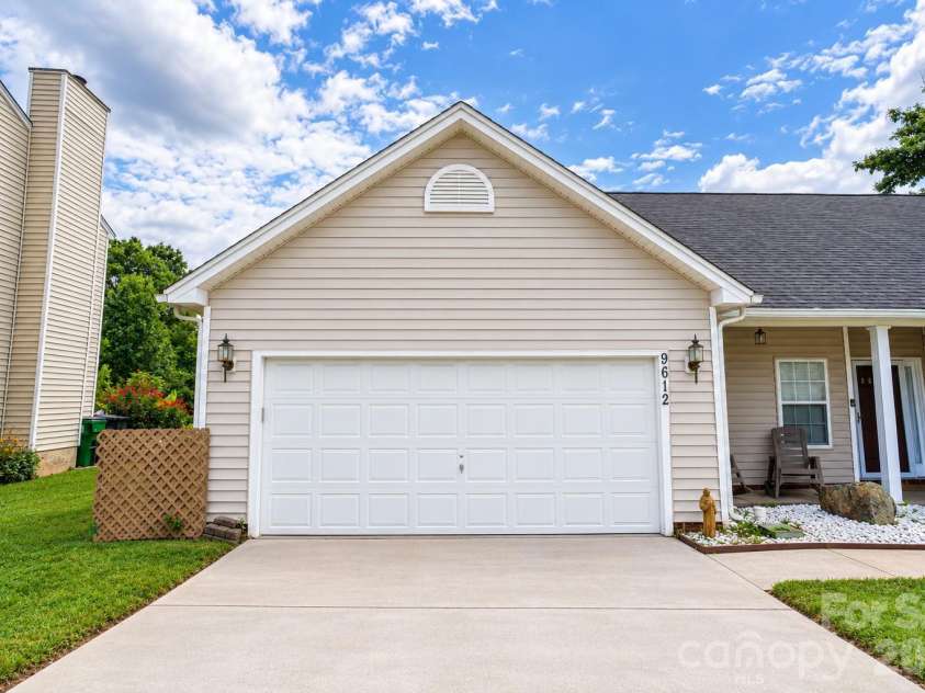 9612 Veronica Drive, Charlotte, NC 28215.  MLS# CAR4422577, YatesRealty ID 50159. 