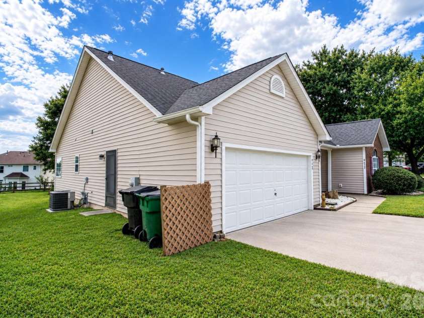 9612 Veronica Drive, Charlotte, NC 28215.  MLS# CAR4422577, YatesRealty ID 50159. 