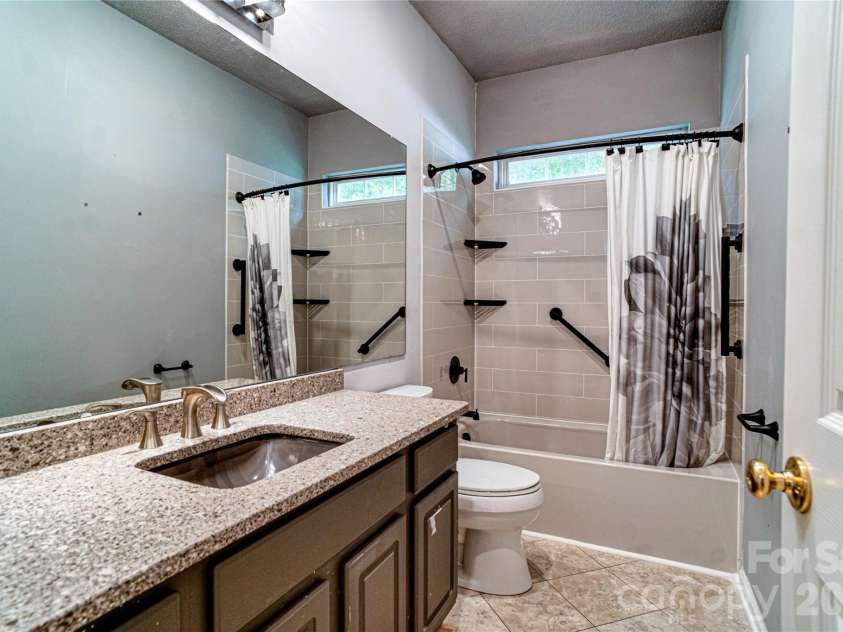 9612 Veronica Drive, Charlotte, NC 28215.  MLS# CAR4422577, YatesRealty ID 50159. Guest Bathroom