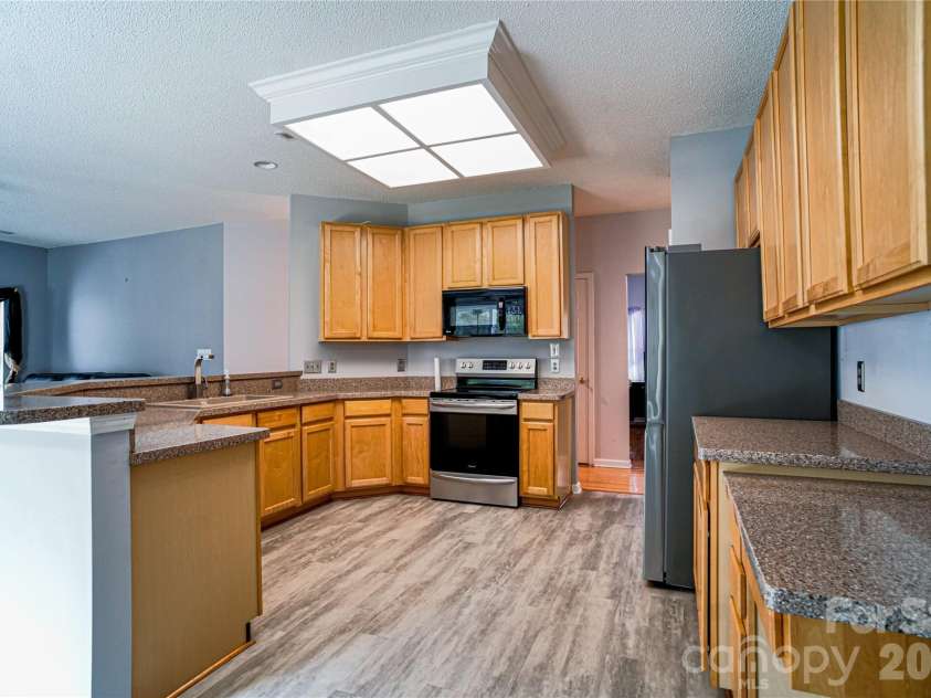 9612 Veronica Drive, Charlotte, NC 28215.  MLS# CAR4422577, YatesRealty ID 50159. Kitchen