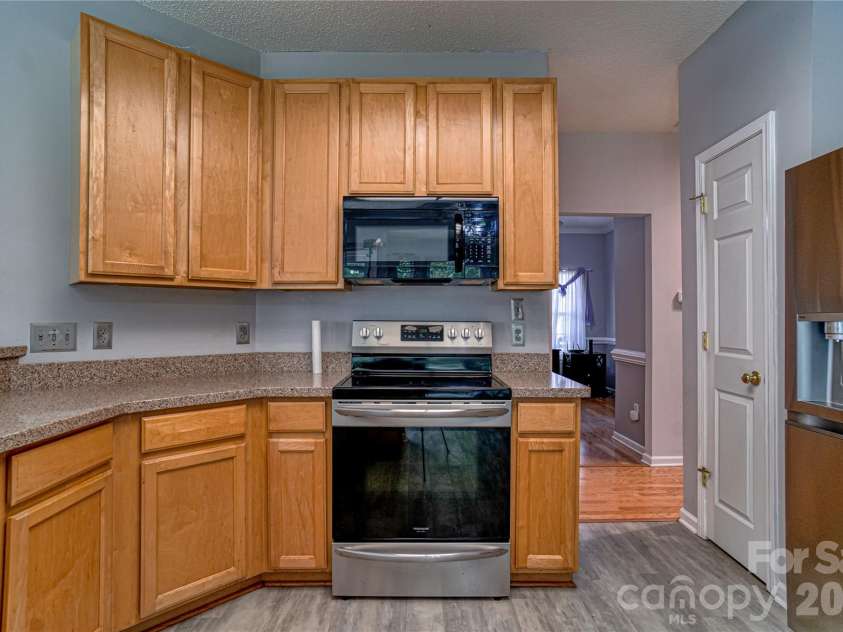 9612 Veronica Drive, Charlotte, NC 28215.  MLS# CAR4422577, YatesRealty ID 50159. Kitchen