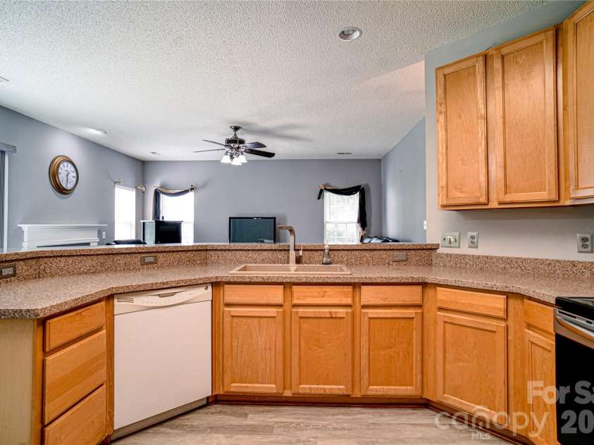 9612 Veronica Drive, Charlotte, NC 28215.  MLS# CAR4422577, YatesRealty ID 50159. Kitchen