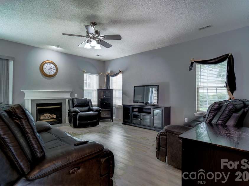 9612 Veronica Drive, Charlotte, NC 28215.  MLS# CAR4422577, YatesRealty ID 50159. Living Room