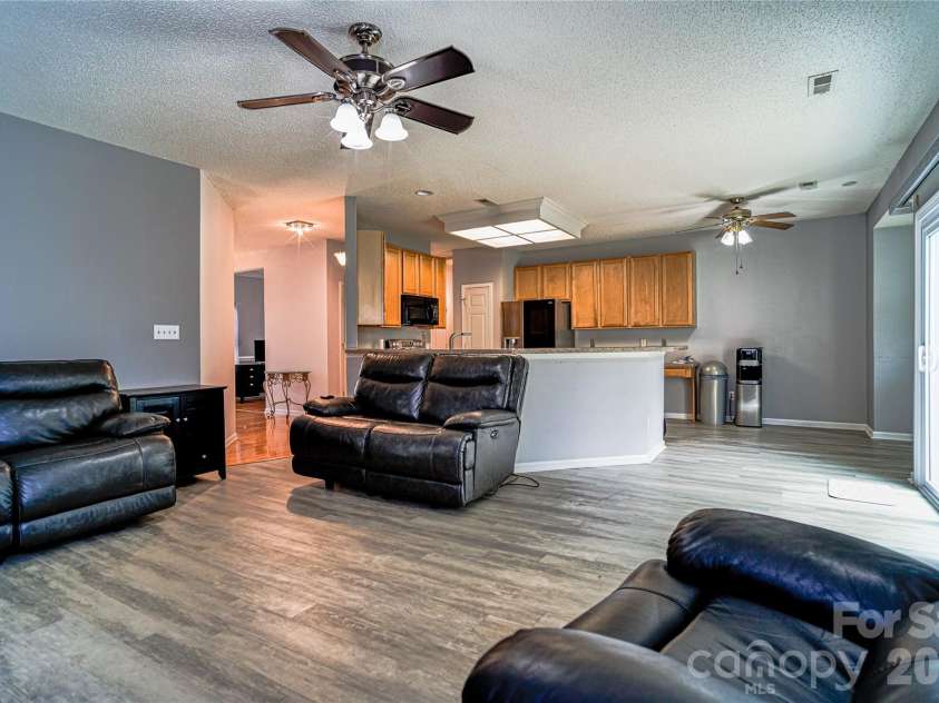 9612 Veronica Drive, Charlotte, NC 28215.  MLS# CAR4422577, YatesRealty ID 50159. Living Room