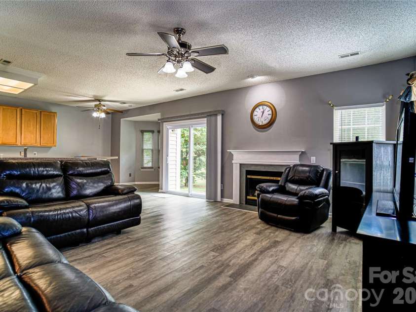 9612 Veronica Drive, Charlotte, NC 28215.  MLS# CAR4422577, YatesRealty ID 50159. Living Room