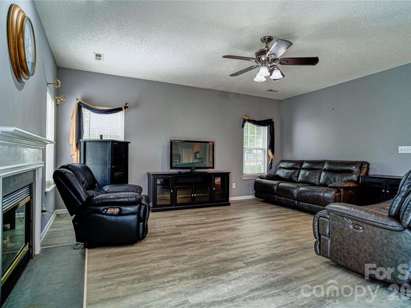 9612 Veronica Drive, Charlotte, NC 28215.  MLS# CAR4422577, YatesRealty ID 50159. Living Room
