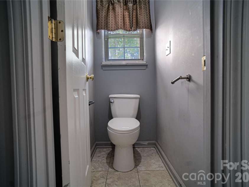 9612 Veronica Drive, Charlotte, NC 28215.  MLS# CAR4422577, YatesRealty ID 50159. Primary Bath