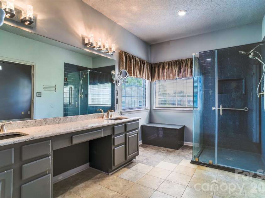 9612 Veronica Drive, Charlotte, NC 28215.  MLS# CAR4422577, YatesRealty ID 50159. Primary Bathroom
